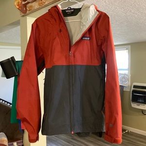 Patagonia Men’s Torrentshell 3L Rain Jacket. Red/Gray. Small